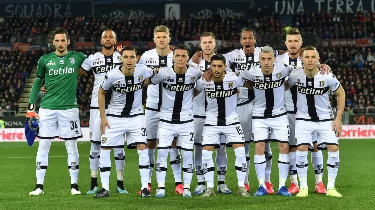 Equipo de Parma posando antes del partido