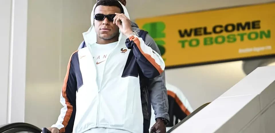 Jugador saliendo de escaleras mecánicas en Boston