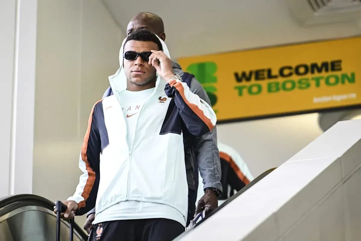 Jugador saliendo de escaleras mecánicas en Boston