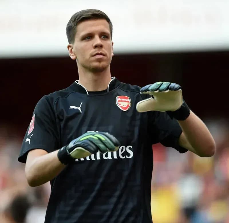 Portero de Arsenal preparándose para el partido
