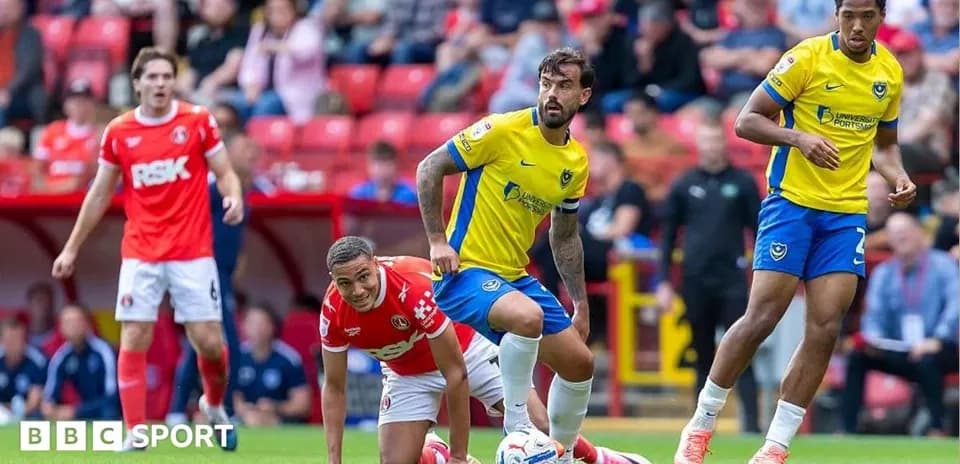 Jugadores de Portsmouth y Charlton en acción durante partido