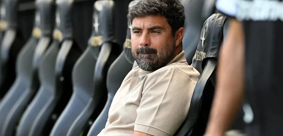 Entrenador sentado en el banquillo del estadio