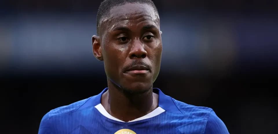 Jugador con camiseta azul durante un partido