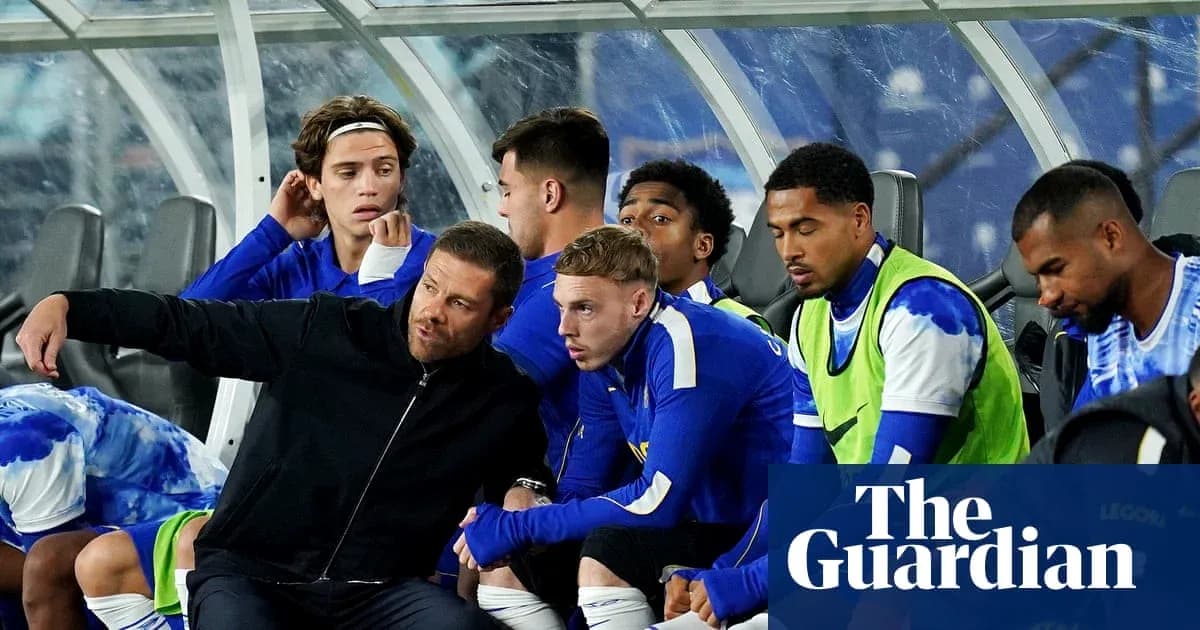 Entrenador hablando con jugadores en el banquillo