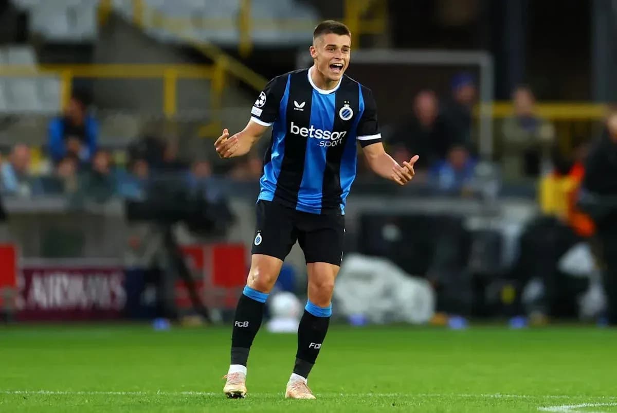Jugador de Club Brugge gesticulando durante el partido