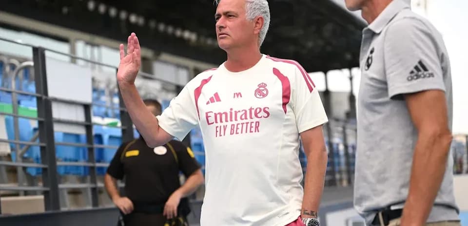 Entrenador saludando durante un entrenamiento del Real Madrid