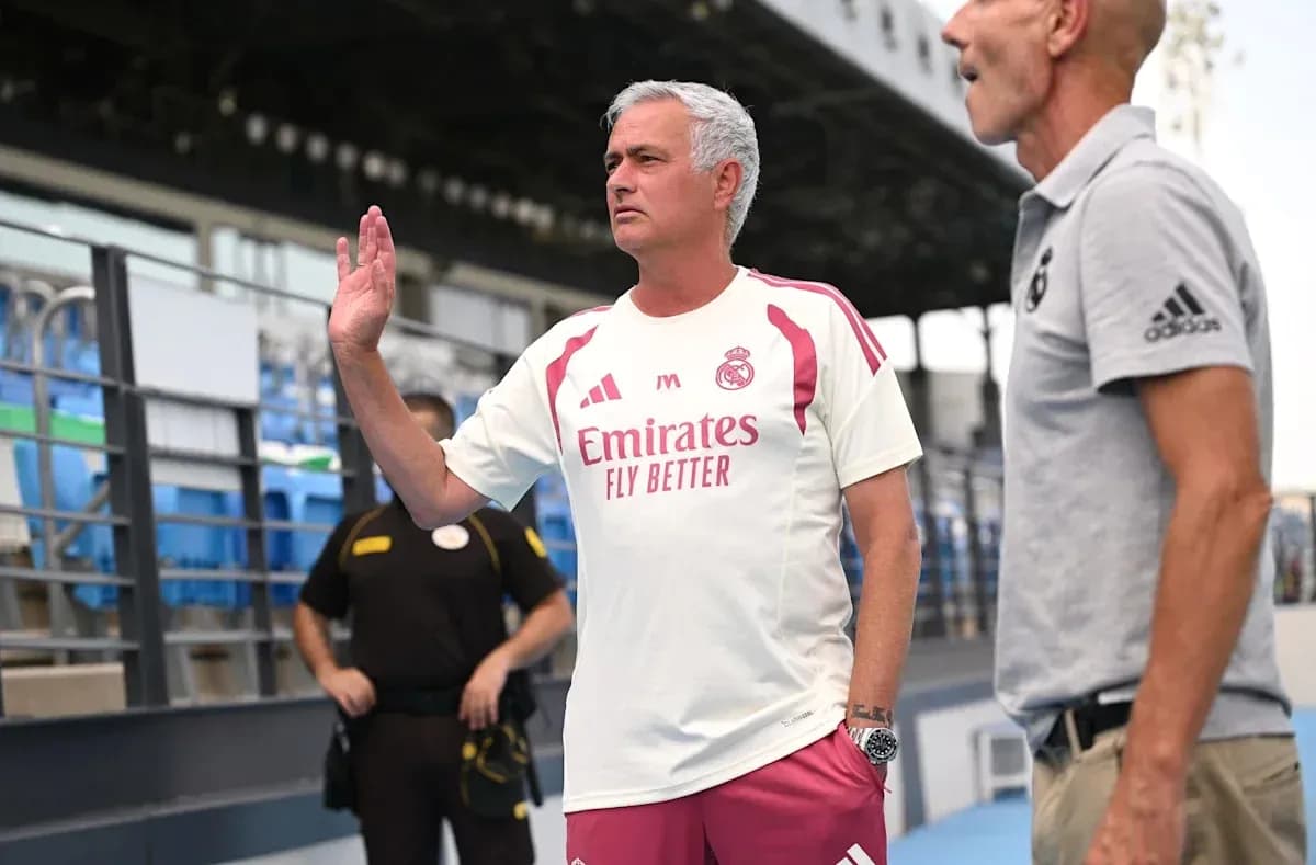 Entrenador saludando durante un entrenamiento del Real Madrid