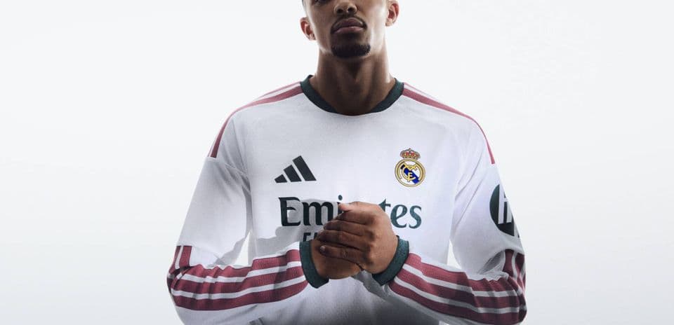 Jugador de Real Madrid posando en camiseta nueva