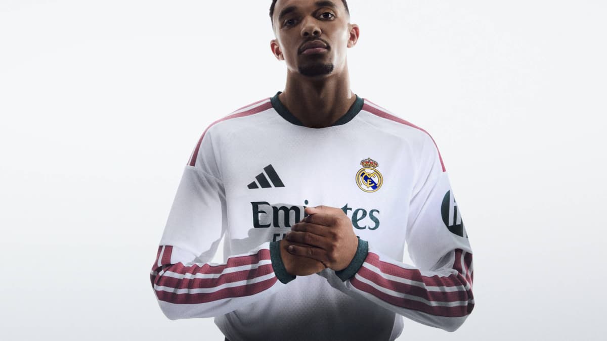 Jugador de Real Madrid posando en camiseta nueva