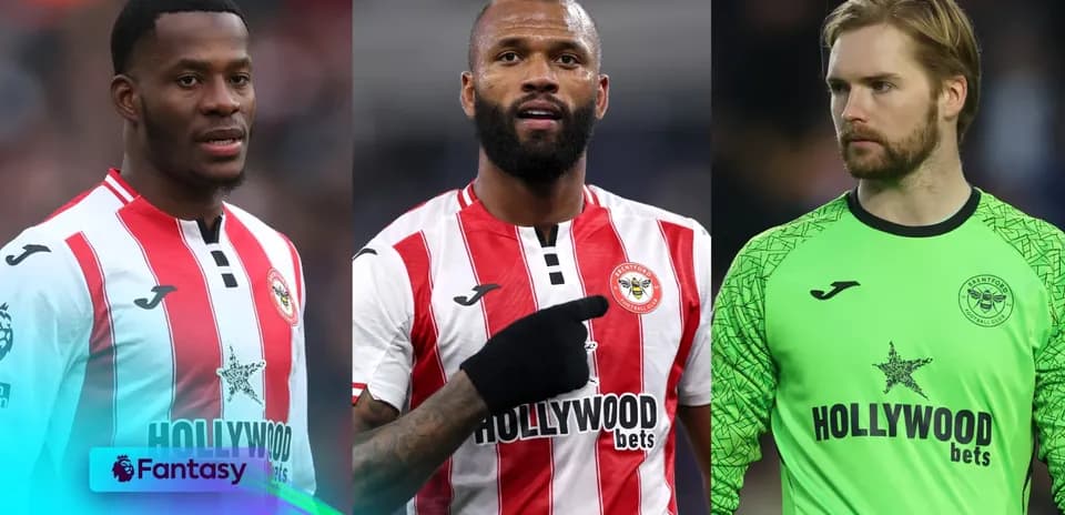 Tres jugadores de Brentford en uniforme durante un partido