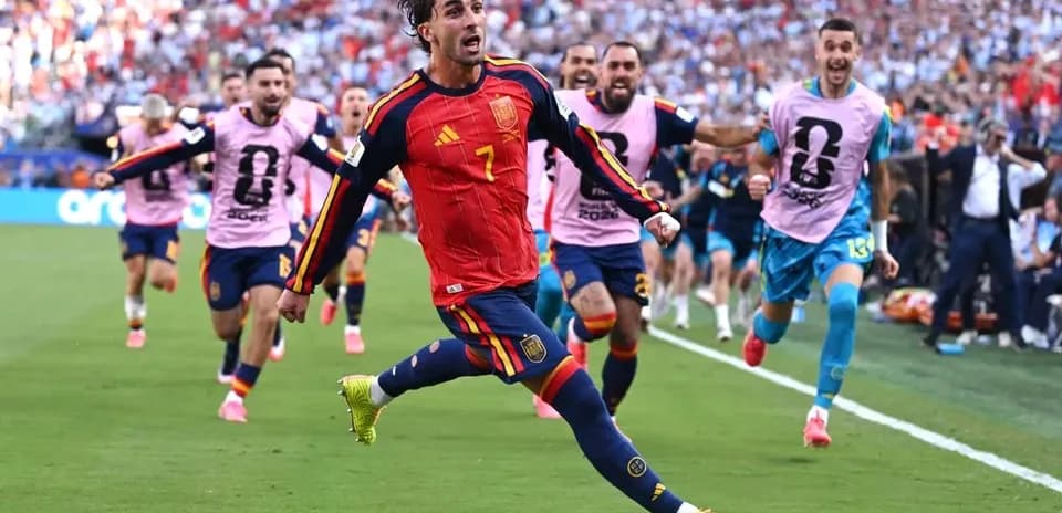 Jugador de España celebra un gol con compañeros