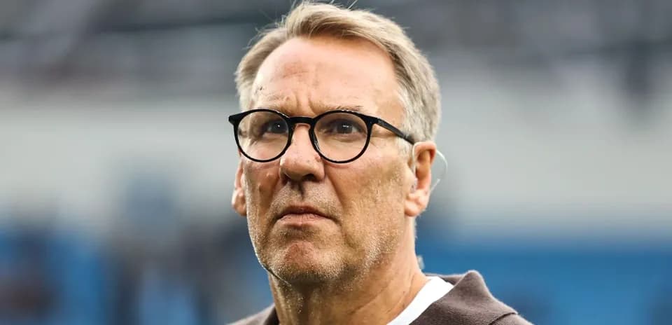 Hombre con gafas observando un partido de fútbol