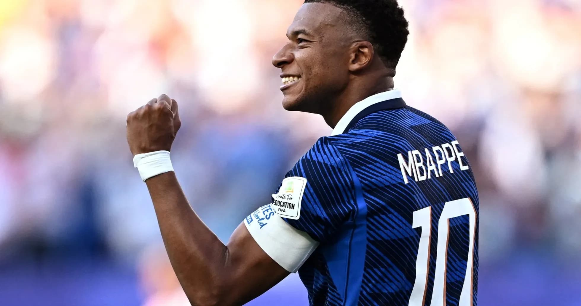 Jugador celebrando con puño en alto durante el partido