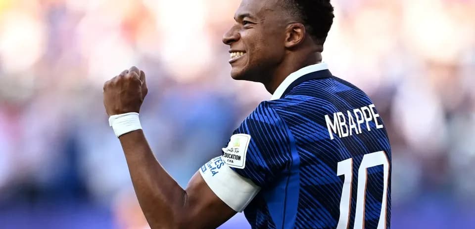 Jugador celebrando con puño en alto durante el partido