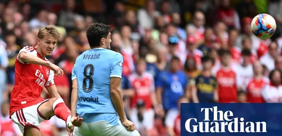 Jugador de Arsenal realizando un pase durante el partido