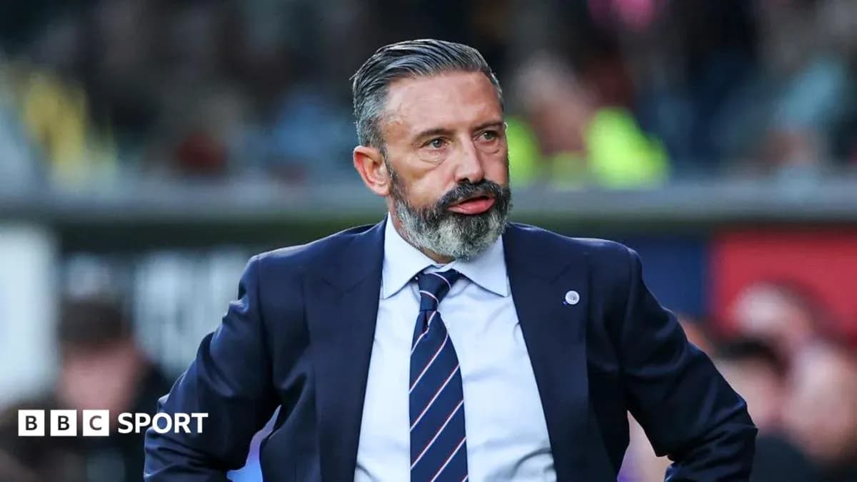 Entrenador observando el partido desde la banda