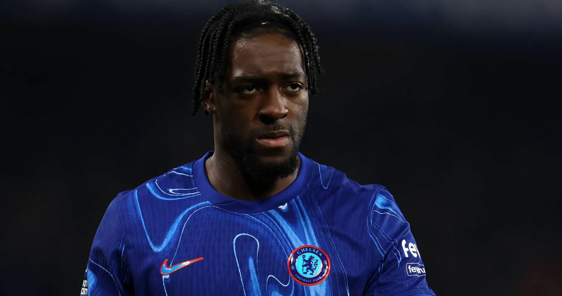 Jugador de Chelsea en uniforme azul durante partido