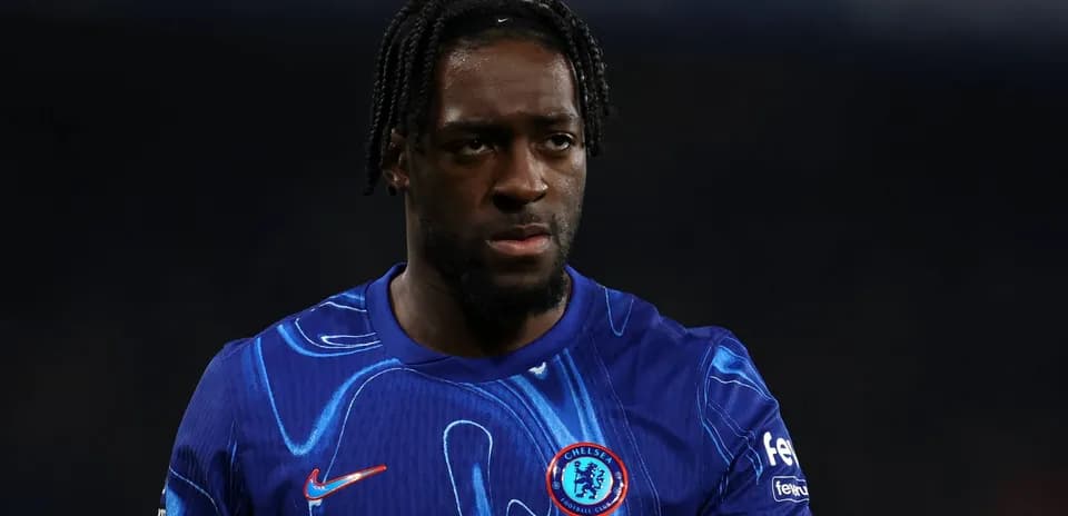 Jugador de Chelsea en uniforme azul durante partido