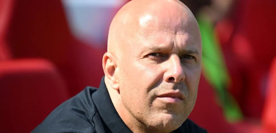 Entrenador sentado en el banquillo durante el partido