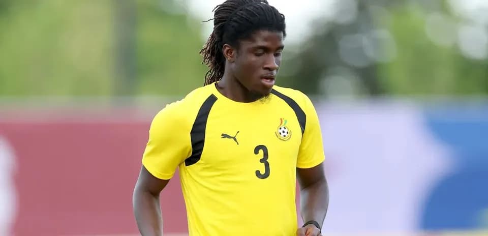 Jugador de Ghana entrenando en uniforme amarillo
