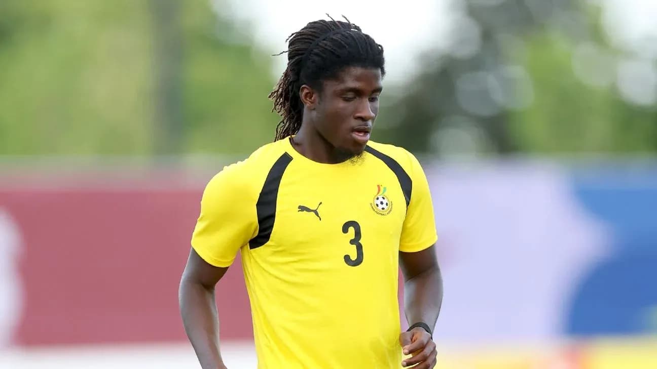Jugador de Ghana entrenando en uniforme amarillo