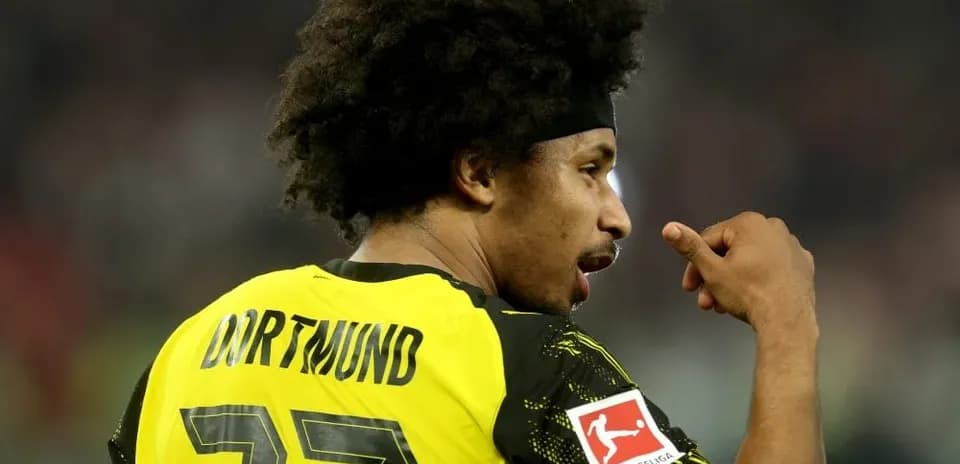 Jugador de Dortmund con camiseta amarilla en acción