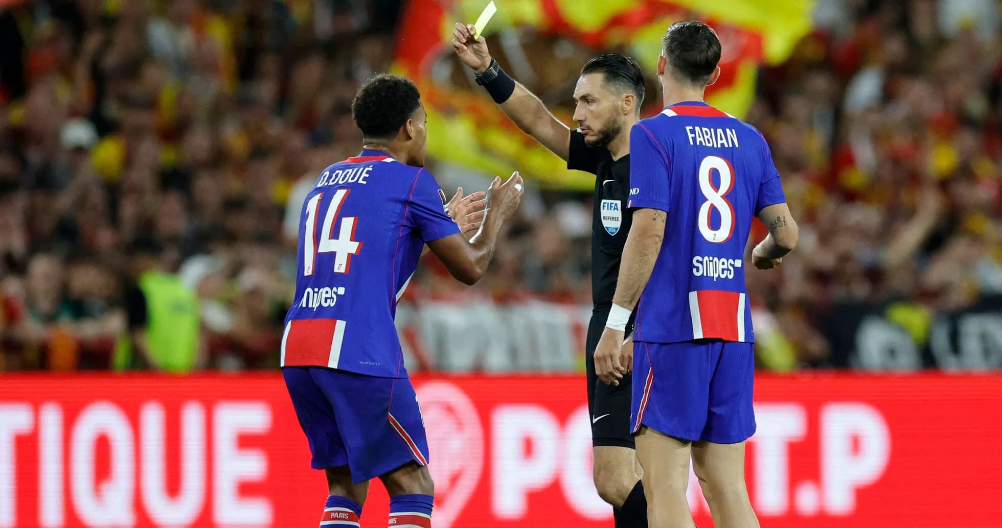 Jugador del equipo mostrando tarjeta amarilla al árbitro