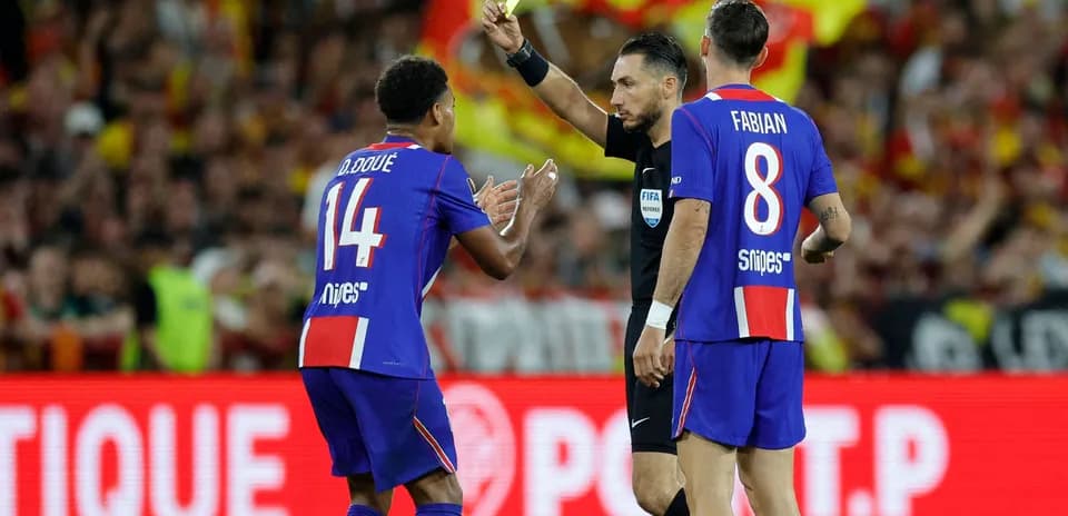 Jugador del equipo mostrando tarjeta amarilla al árbitro