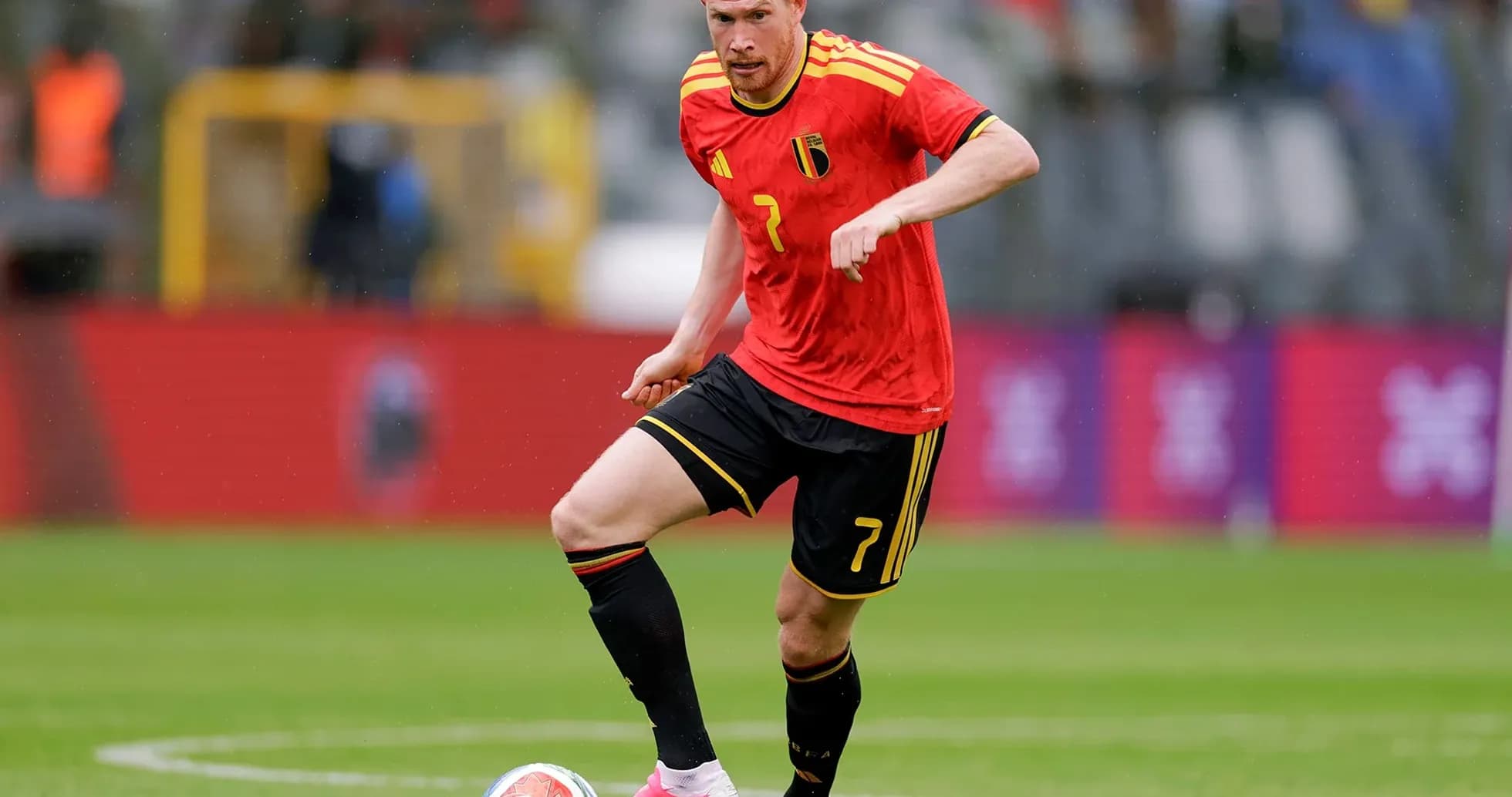 Jugador de Bélgica con balón en el campo