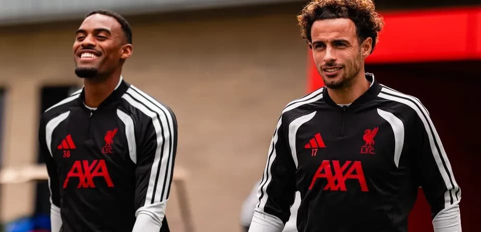Jugadores de Liverpool caminando en la instalación de entrenamiento