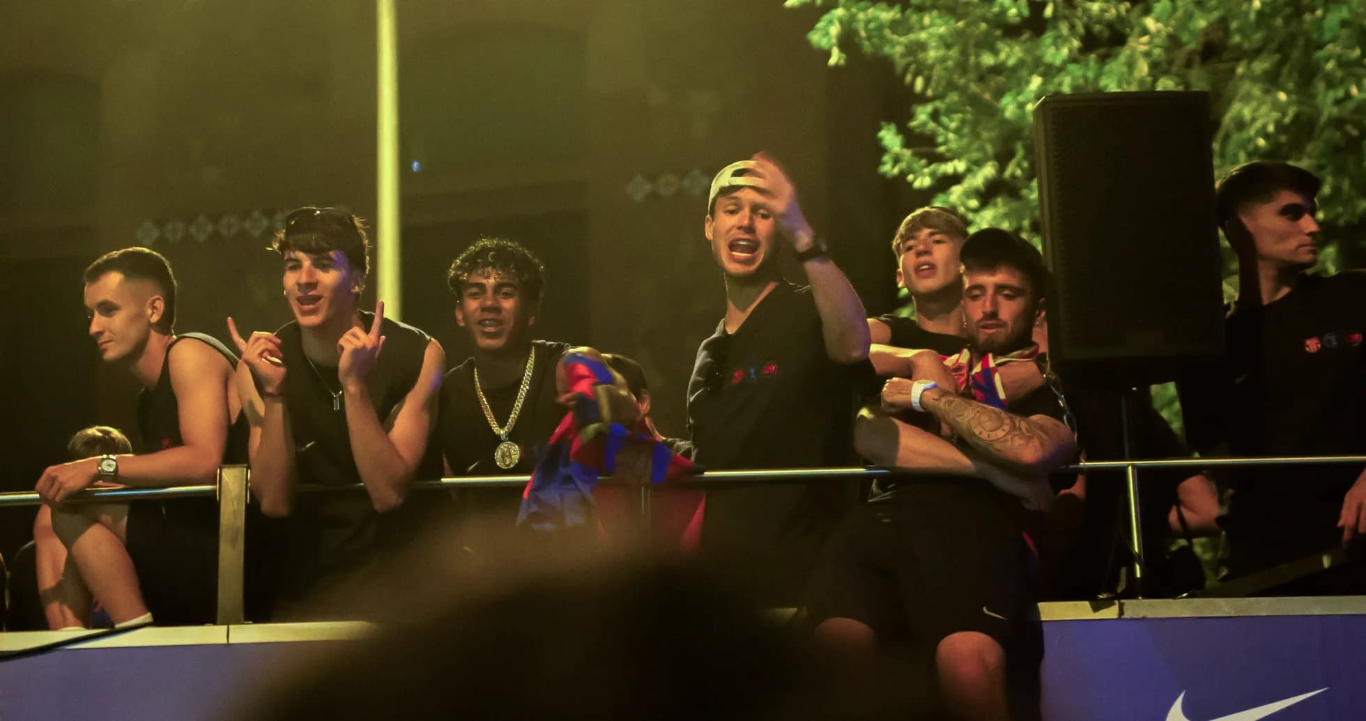 Aficionados celebrando en un evento deportivo al aire libre