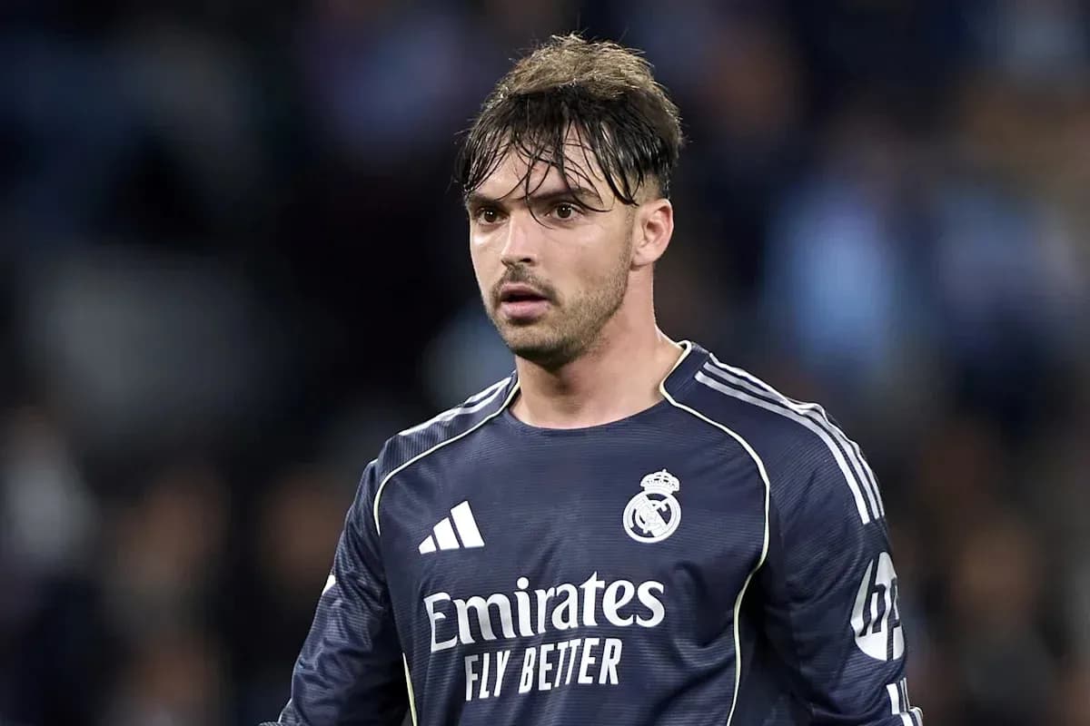 Portero del Real Madrid en acción durante el partido