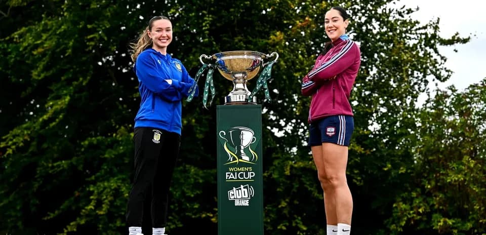 Jugadoras posando con el trofeo de la Copa FAI femenina