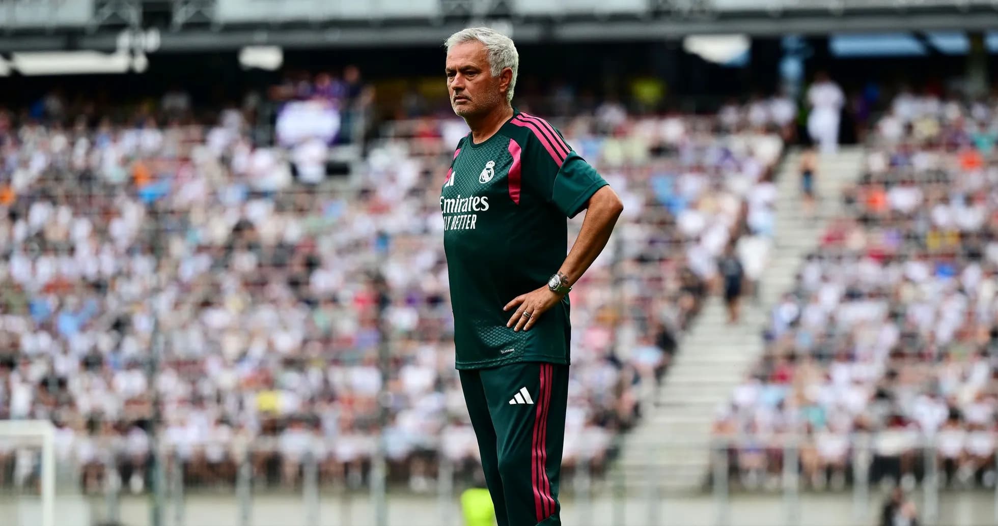 Entrenador de pie en el campo durante el partido