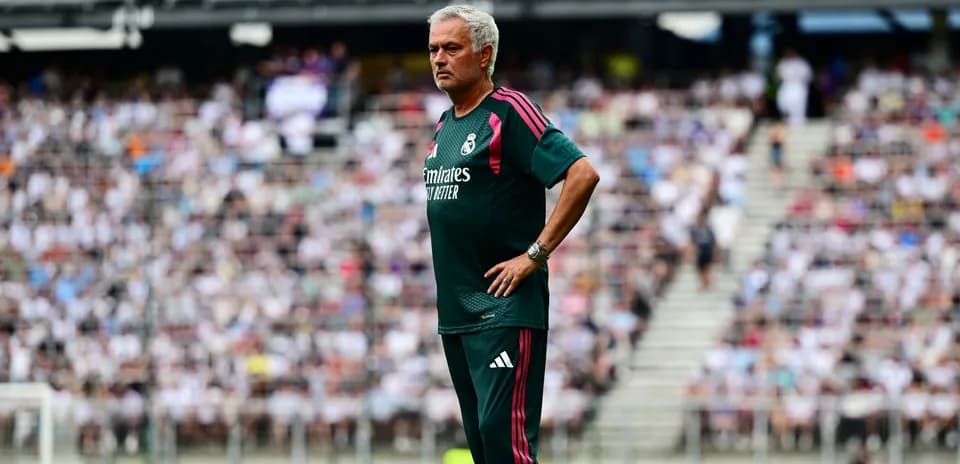 Entrenador de pie en el campo durante el partido