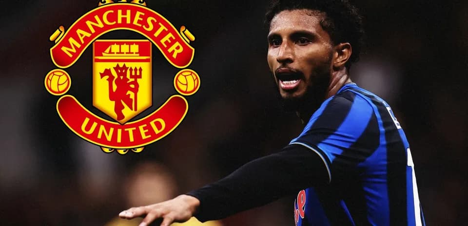 Jugador señalando mientras el logo de Manchester United aparece
