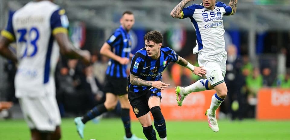 Jugadores de Inter y Hellas Verona en acción