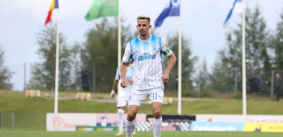 Jugador de Universitatea Craiova en el campo