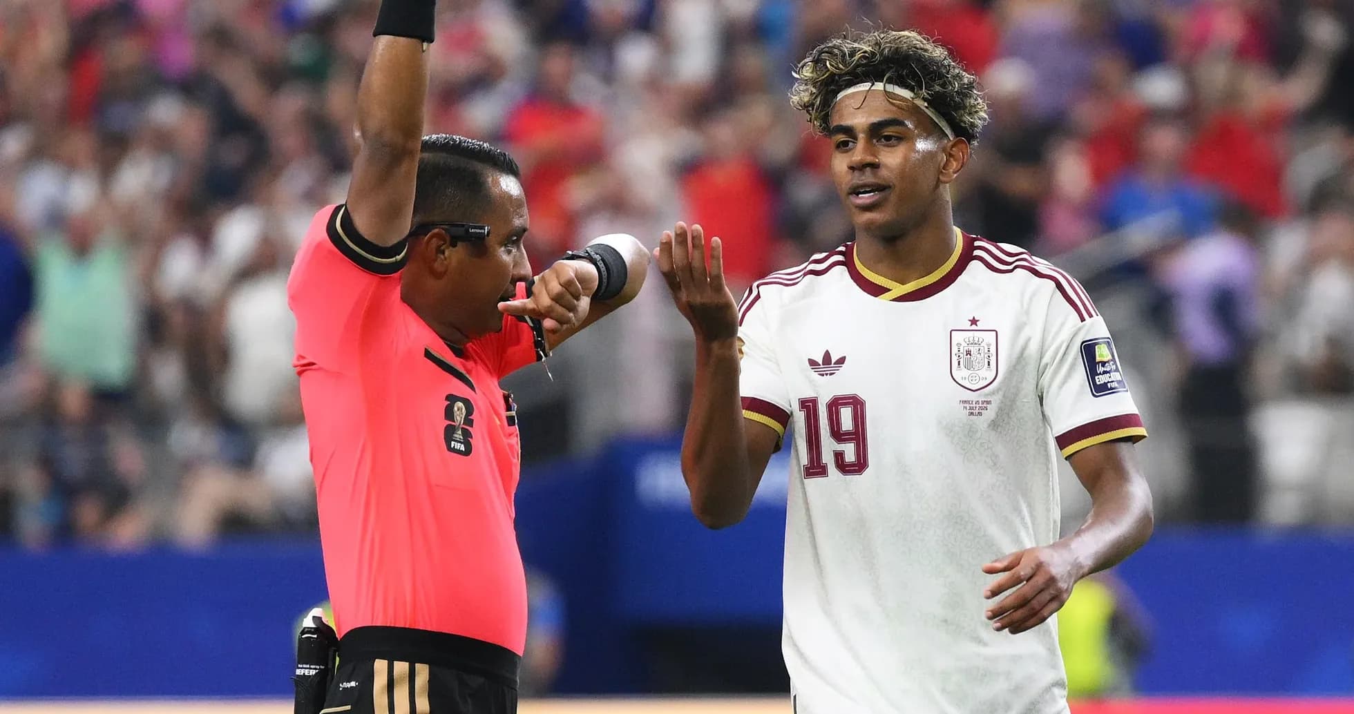 Árbitro mostrando tarjeta a jugador de España