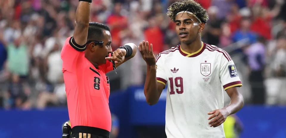 Árbitro mostrando tarjeta a jugador de España