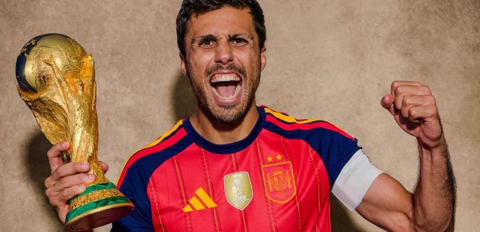 Jugador levantando la Copa del Mundo con alegría