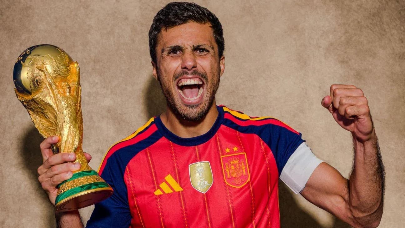 Jugador levantando la Copa del Mundo con alegría