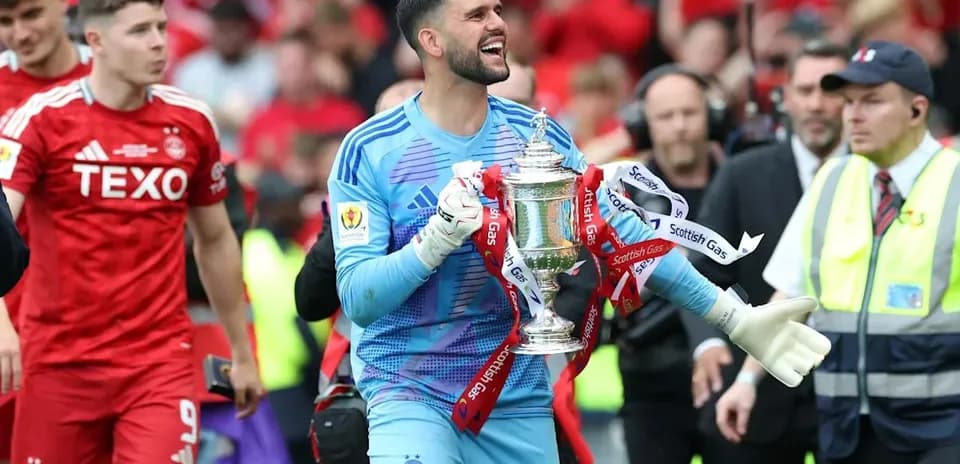Portero levantando trofeo en celebración tras partido