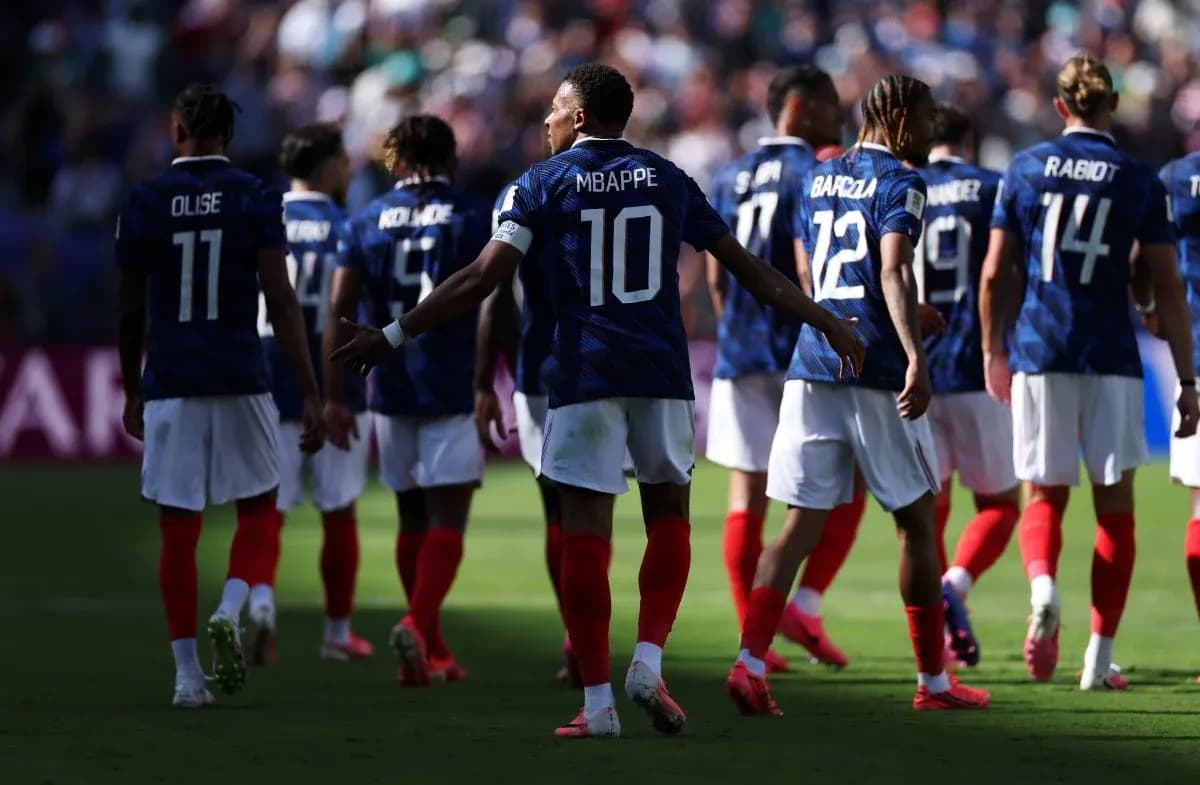 Jugadores de Francia en formación durante el partido