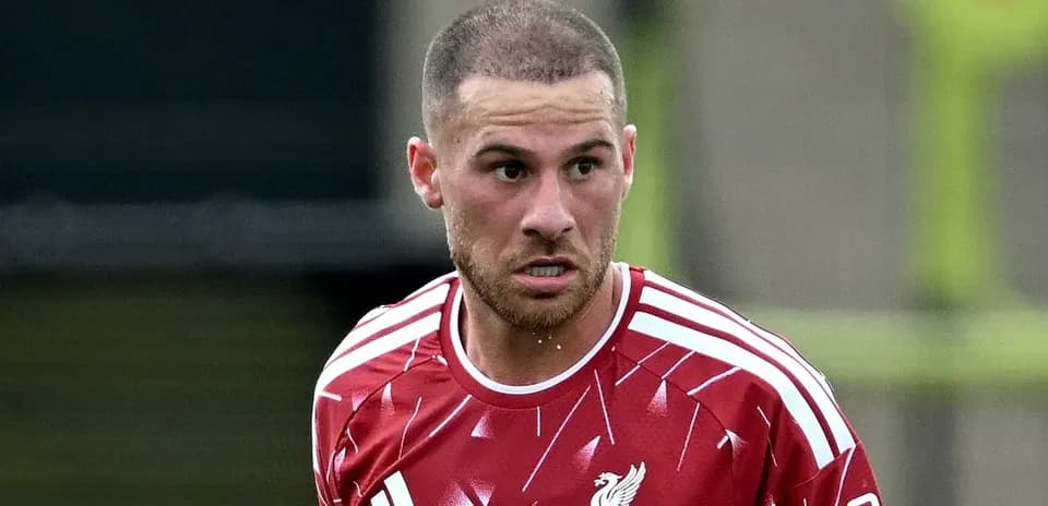 Jugador de Liverpool en acción durante el entrenamiento