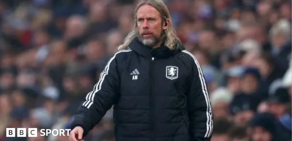 Entrenador en el banquillo durante el partido