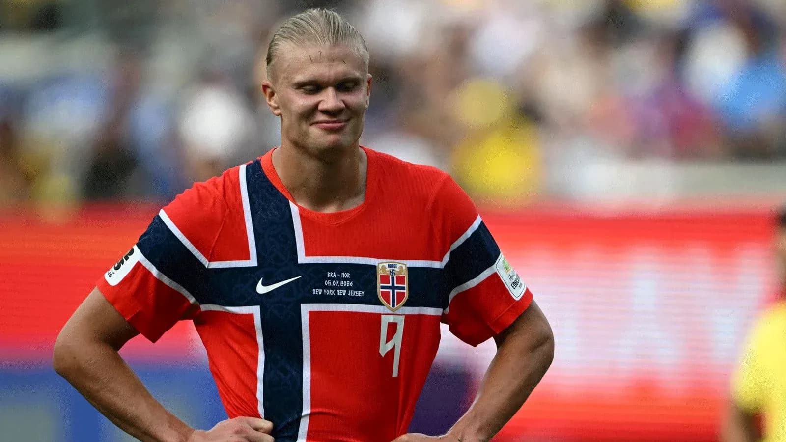 Jugador de Noruega con camiseta roja en el campo