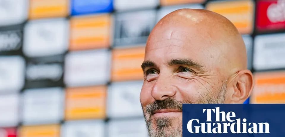 Entrenador sonriendo en rueda de prensa