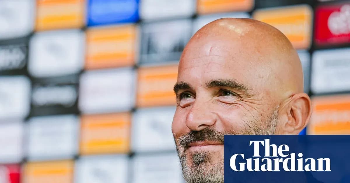 Entrenador sonriendo en rueda de prensa