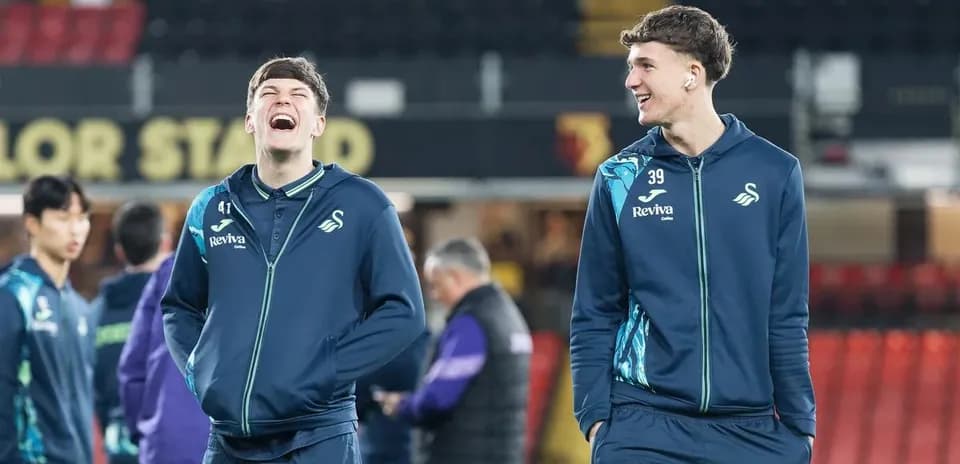 Jugadores de Swansea City riendo en el campo